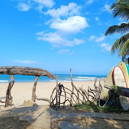 Light House Beach Hut Komari Buitenkant foto